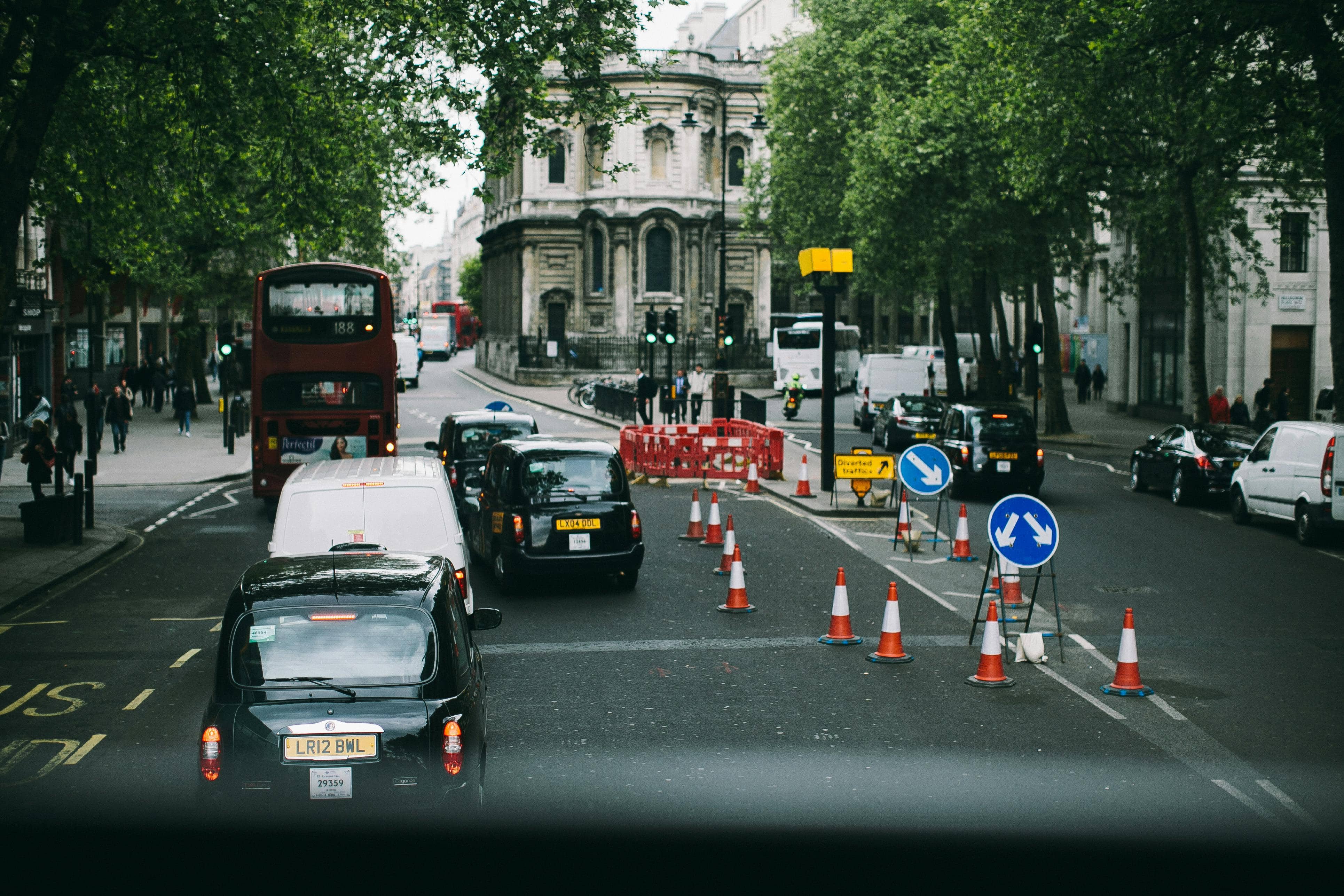 Comparing London Airport Taxis vs. Public Transport in London
